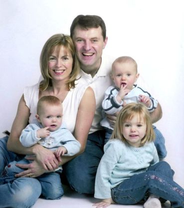 Madeleine-McCann-with-her-parents-and-twin-siblings